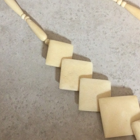 Square Ivory graduated bead necklace - Picture 4 of 10